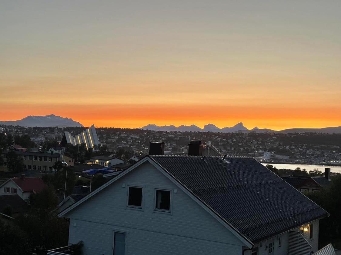 Sentral Og Koselig Leilighet Tromso Bagian luar foto
